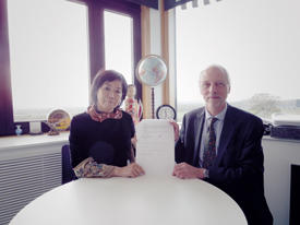 In November 2015, AIMR Director Motoko Kotani (left) and Alan Lindsay Greer, head of the School of Physical Sciences at the University of Cambridge, signed an agreement to extend the term of the AIMR Joint Research Center at Cambridge.