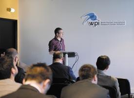 WPI One-dayシンポジウムで講演するフランス国立応用科学院リヨン校のAlain Fave准教授。